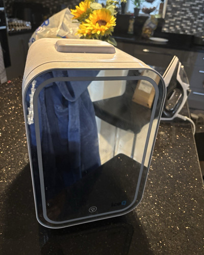 White mini fridge skincare - white,
